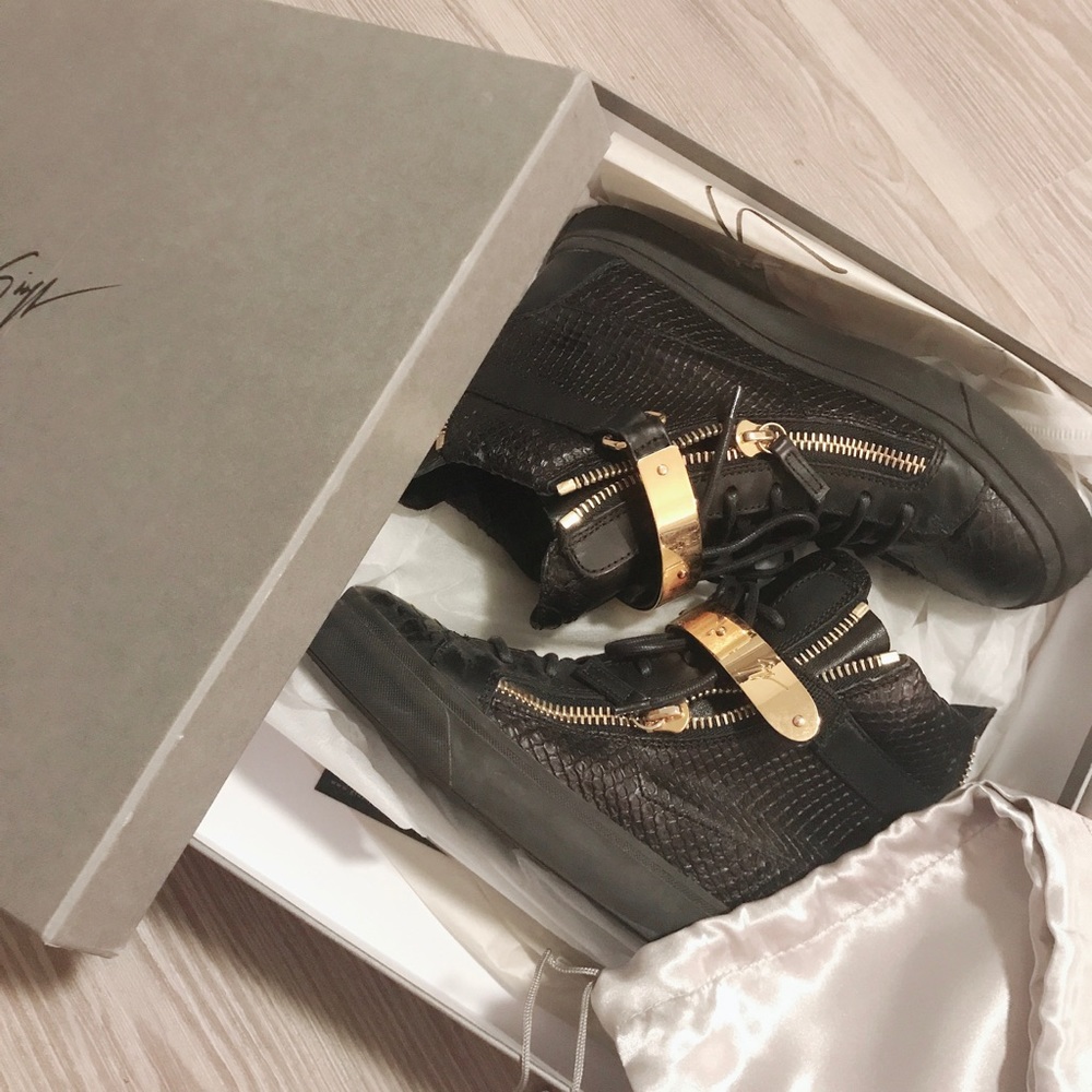 GZ Giuseppe Zanotti Black with gold belt sneakers